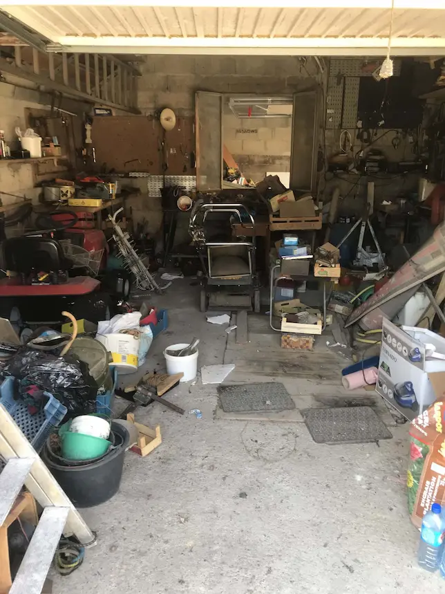 Garage encombré avant débarras à Chalon-sur-Saône