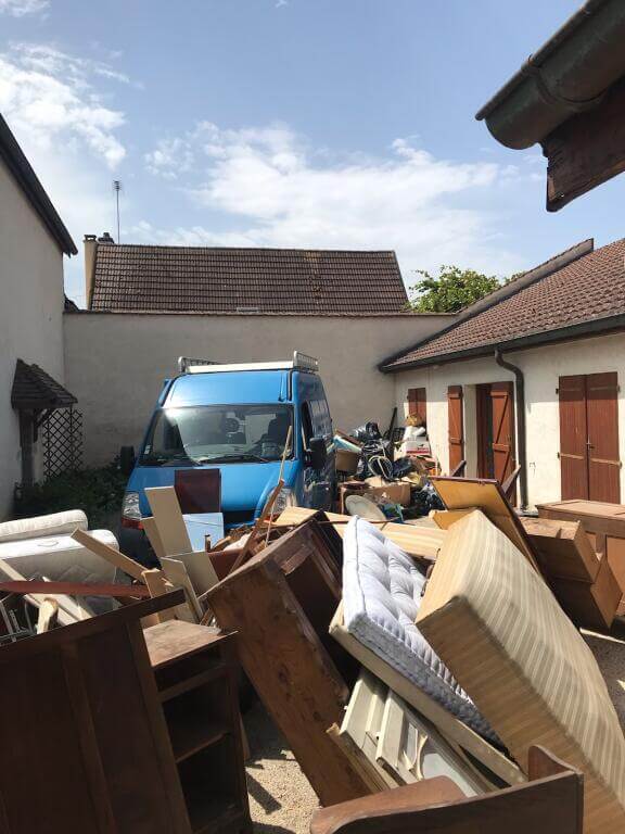 Grenier encombré d'objets anciens avant débarras de succession en Saône-et-Loire