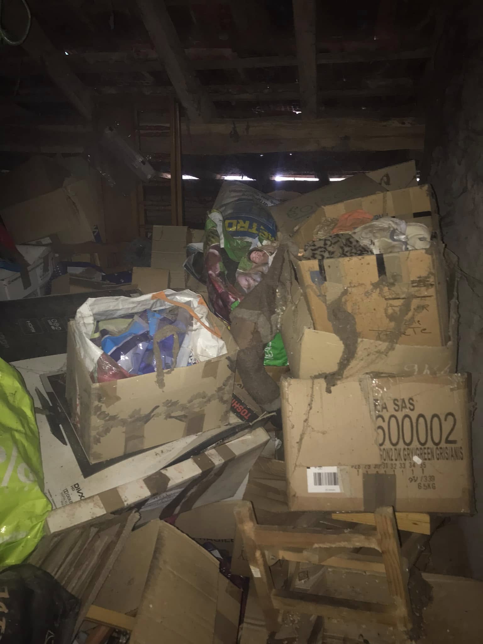 Camion de débarras en cours de chargement lors d'un débarras de succession