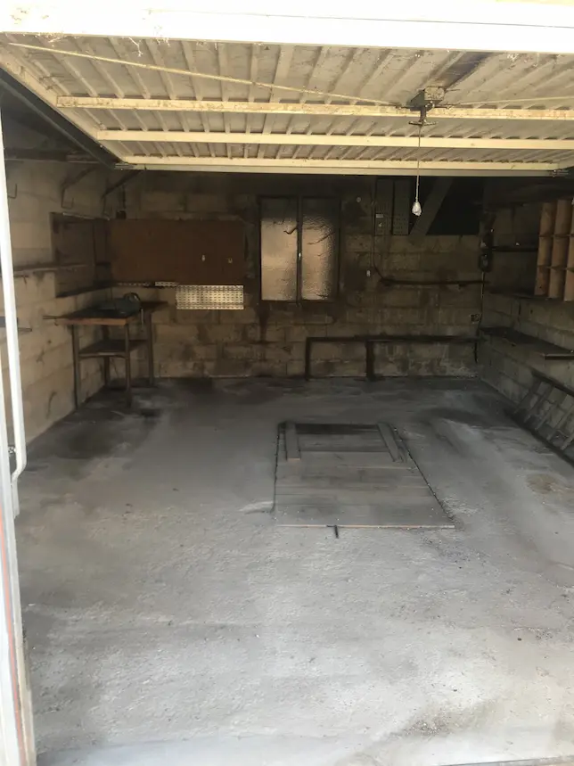 Garage vidé et nettoyé après intervention Débarrasse Toi