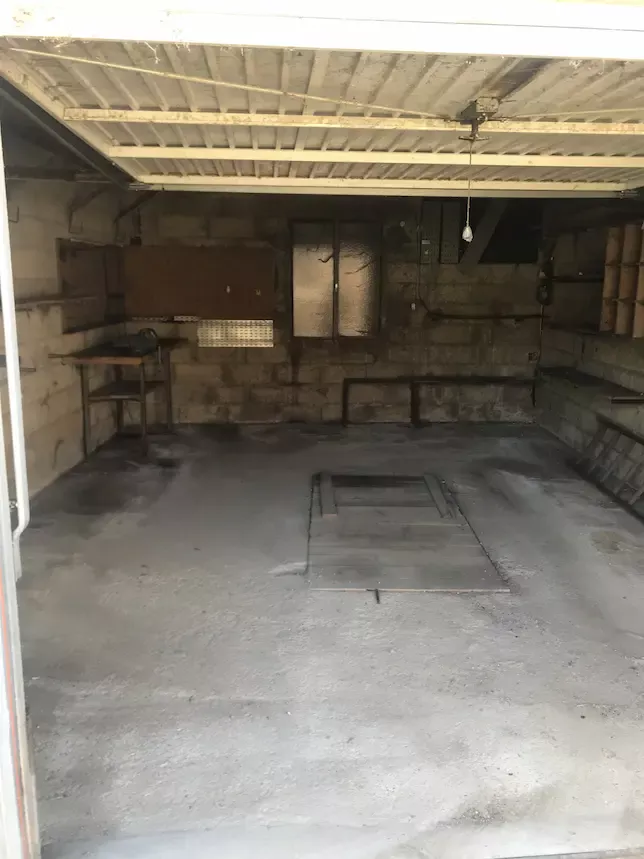 Garage vidé et nettoyé après intervention Débarrasse Toi